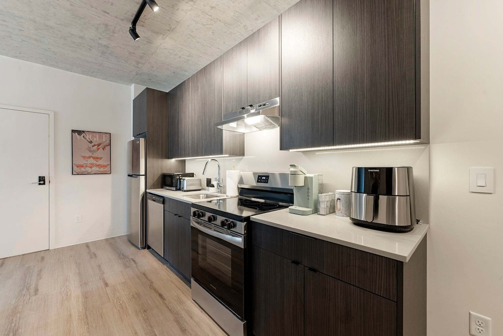 3 Bed 3 Bath High Rise With Gym Amenities