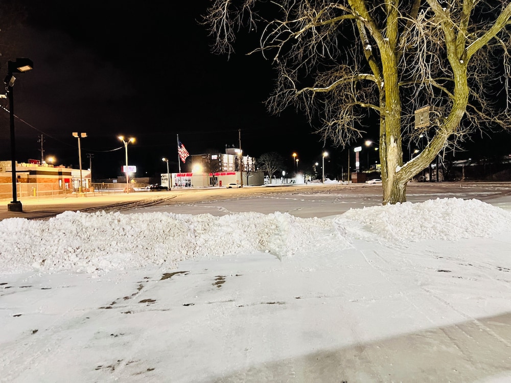 Super Inn by OYO Lansing MI