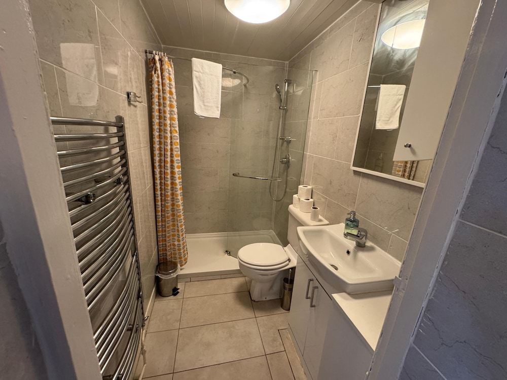 3BR House with Free WiFi All Over UK