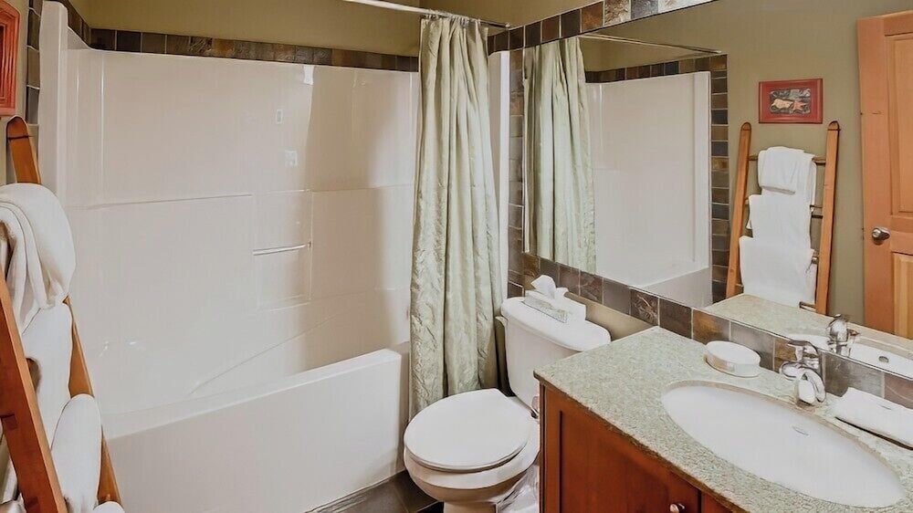 Pinnacle Ridge Chalets by Fernie Lodging - Image 3