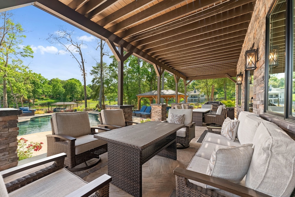 Black Bear Lodge by Avantstay Lakefront Dock Pool Theater Sleeps 20