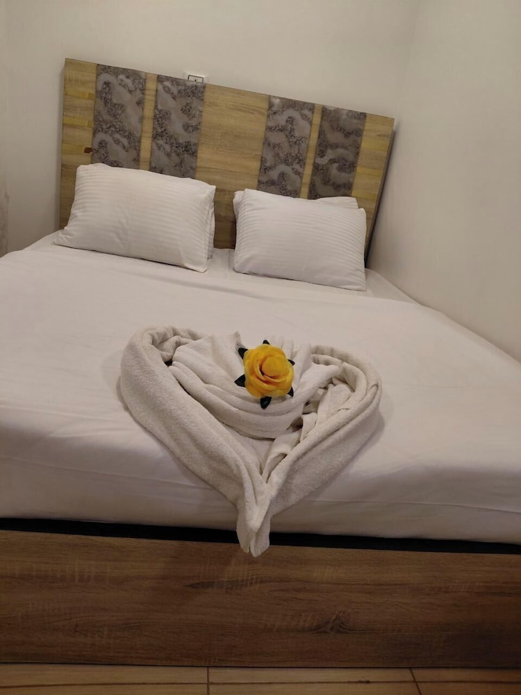 Pearl pyramids Inn