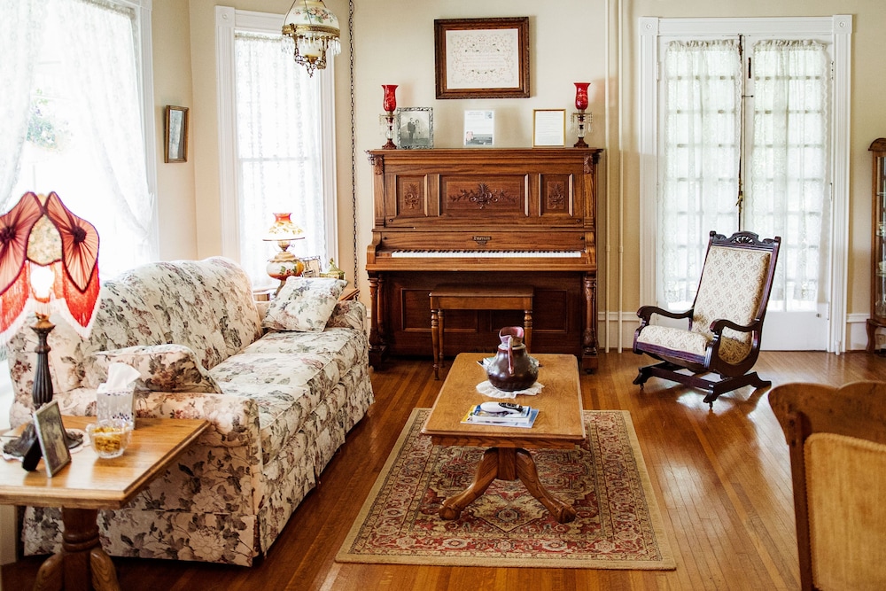 Hudson Manor Bed and Breakfast