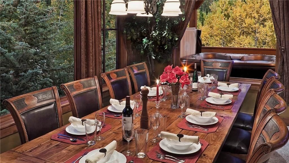 Brown Bear Chalet 4 BedroomHoliday home By Moving Mountains