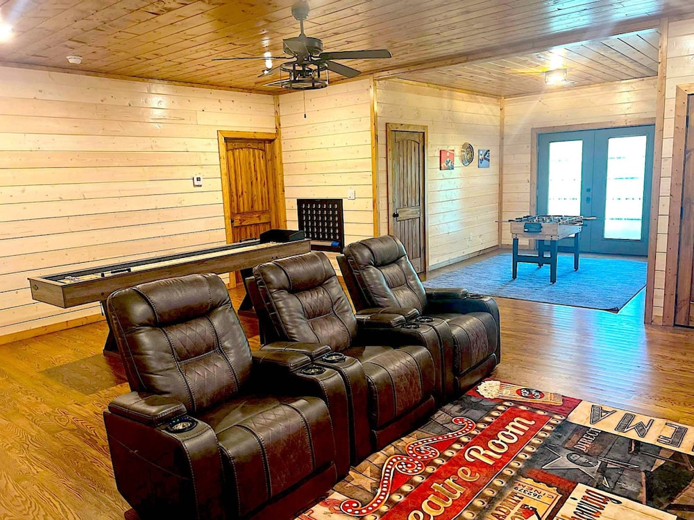 Whispering Winds Luxury Cabin in Hochatown