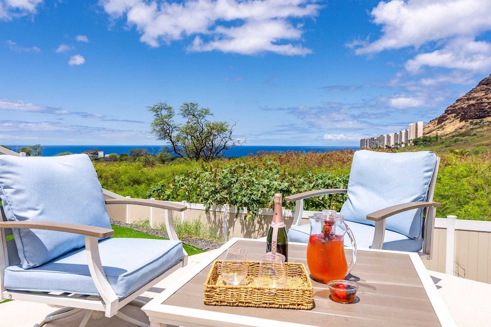 Sleeps 16, 2 Homes Ocean Views, Shared Pool + Gym, Near the Beach Avantstay