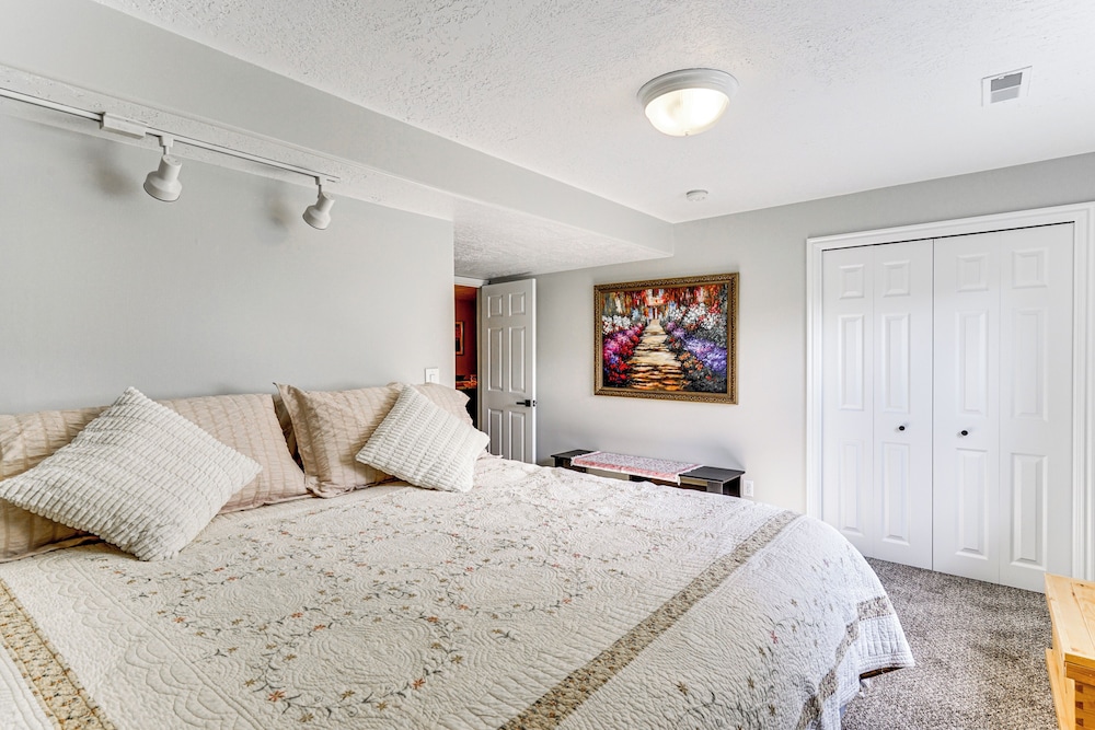 Cozy Kaysville Vacation Rental w/ Mountain Views!