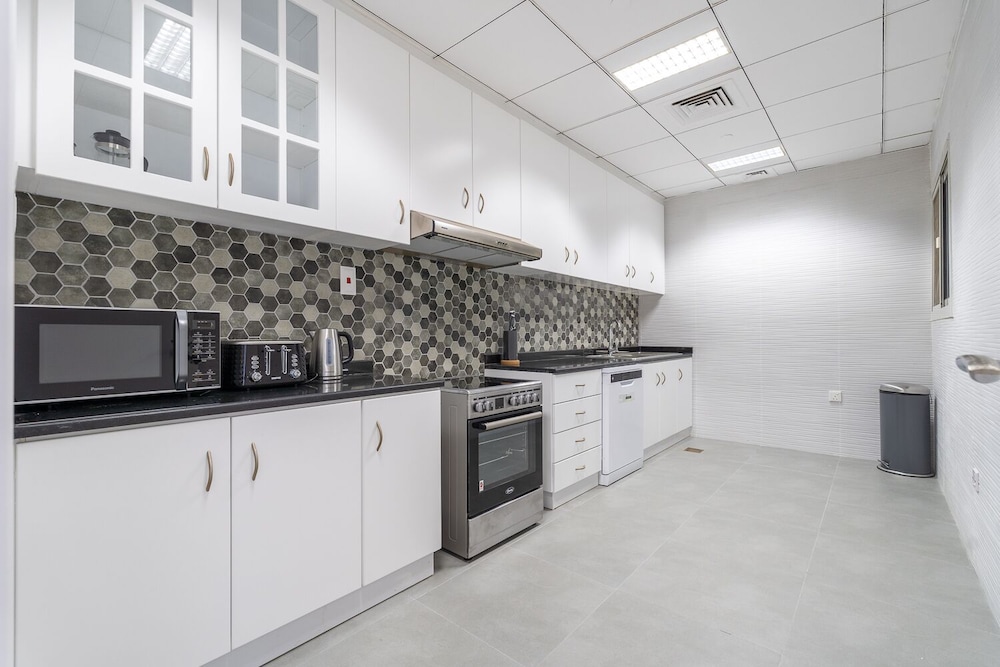 Dubai Marina - Stunning Huge 4 Bedroom Apts Near JBR - Gym - Pool - Parking by Sojo Stay
