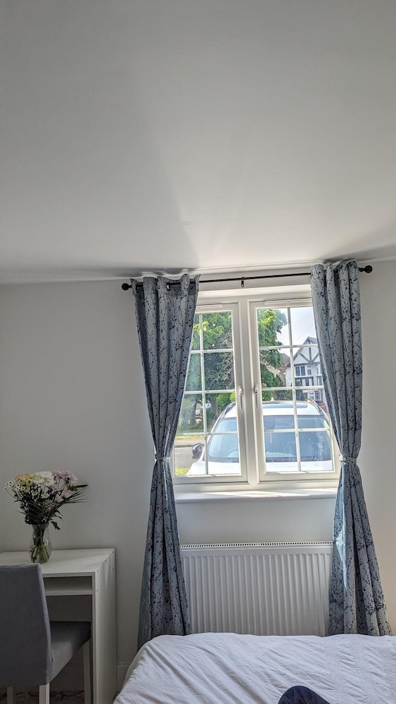 Tranquil Studio Retreat With Free Parking view 4