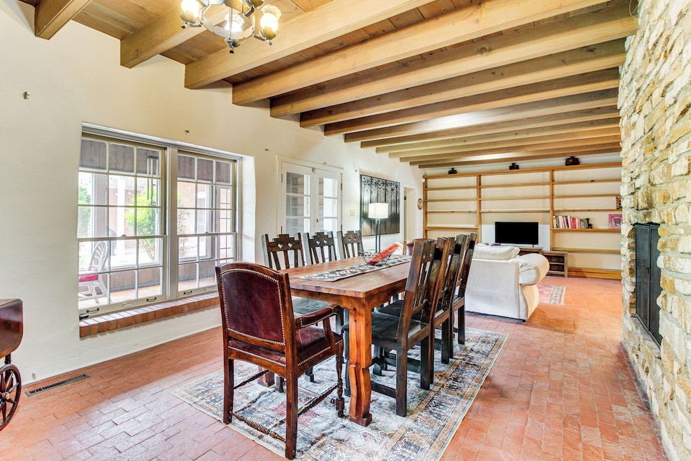 3 Mi to Zoo & Garden: Spacious Albuquerque Home