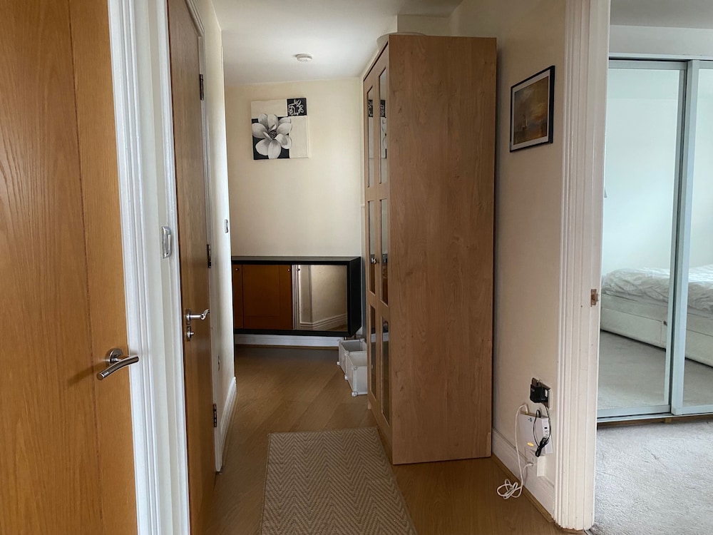 2 Bed Flat - Sleeps 4 - Parking - Wifi