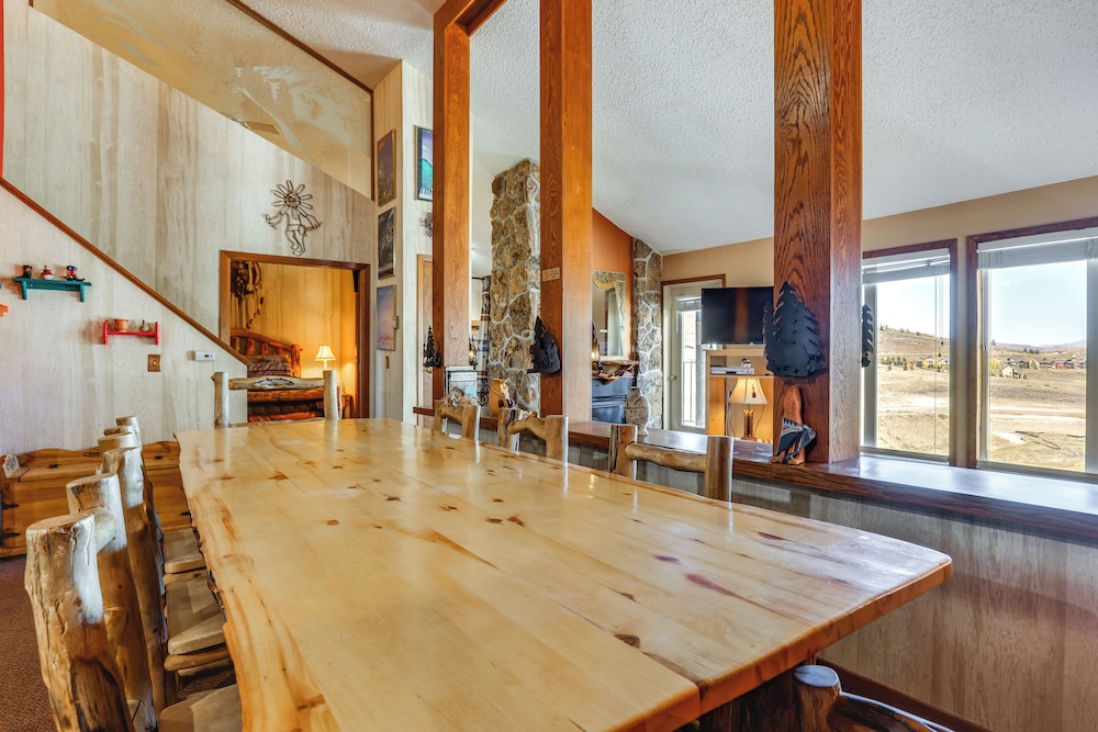 Walk to Ski Lift & Hiking: Granby Ranch Condo!
