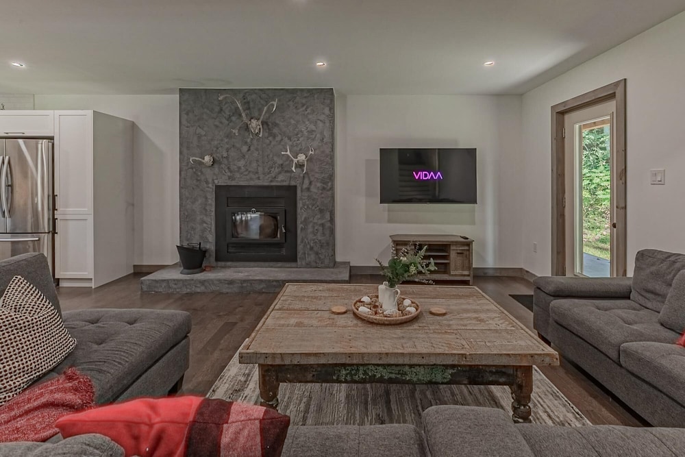 The Corzo - Modern Farmhouse With hot tub