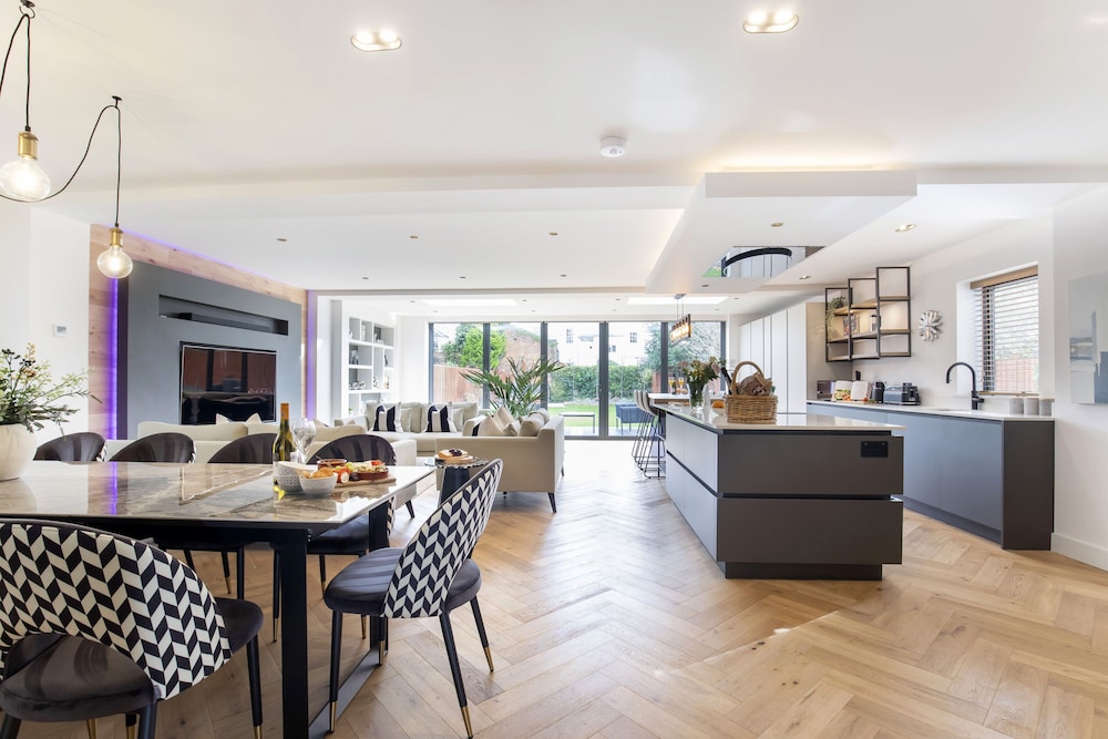 Elliot Oliver- Superior 6 Bedroom House With Hot Tub And Log Burner
