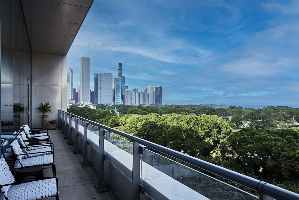 High-rise 65 Fl Apt w Lux Amenities Lake Views