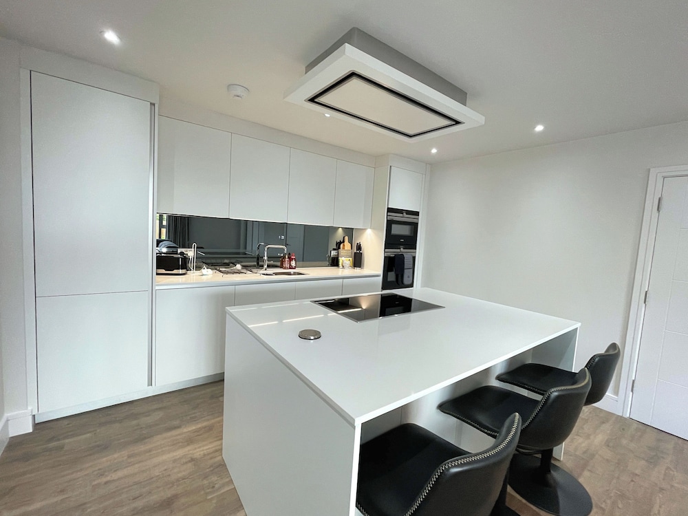 Luxury 2 Bedroom Apt with Parking