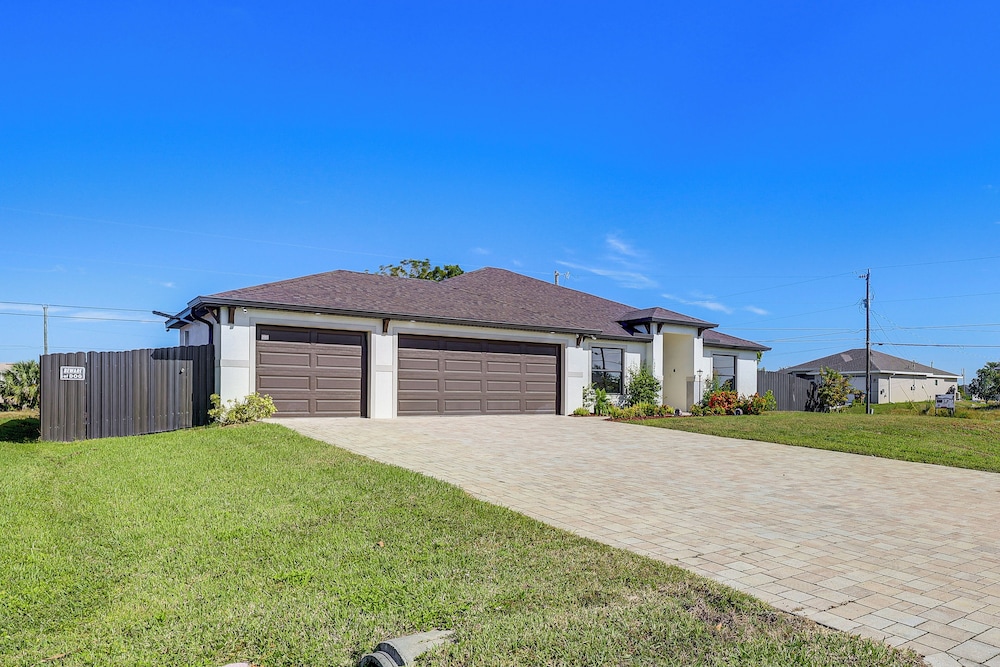 Poolside Oasis & Outdoor Kitchen: Cape Coral Home