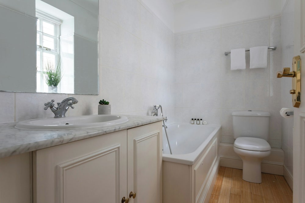 Bathurst Mews III by Onefinestay