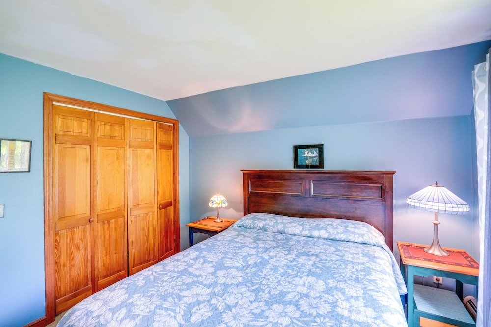 Game Room, Hot Tub! Year-round Dover Retreat
