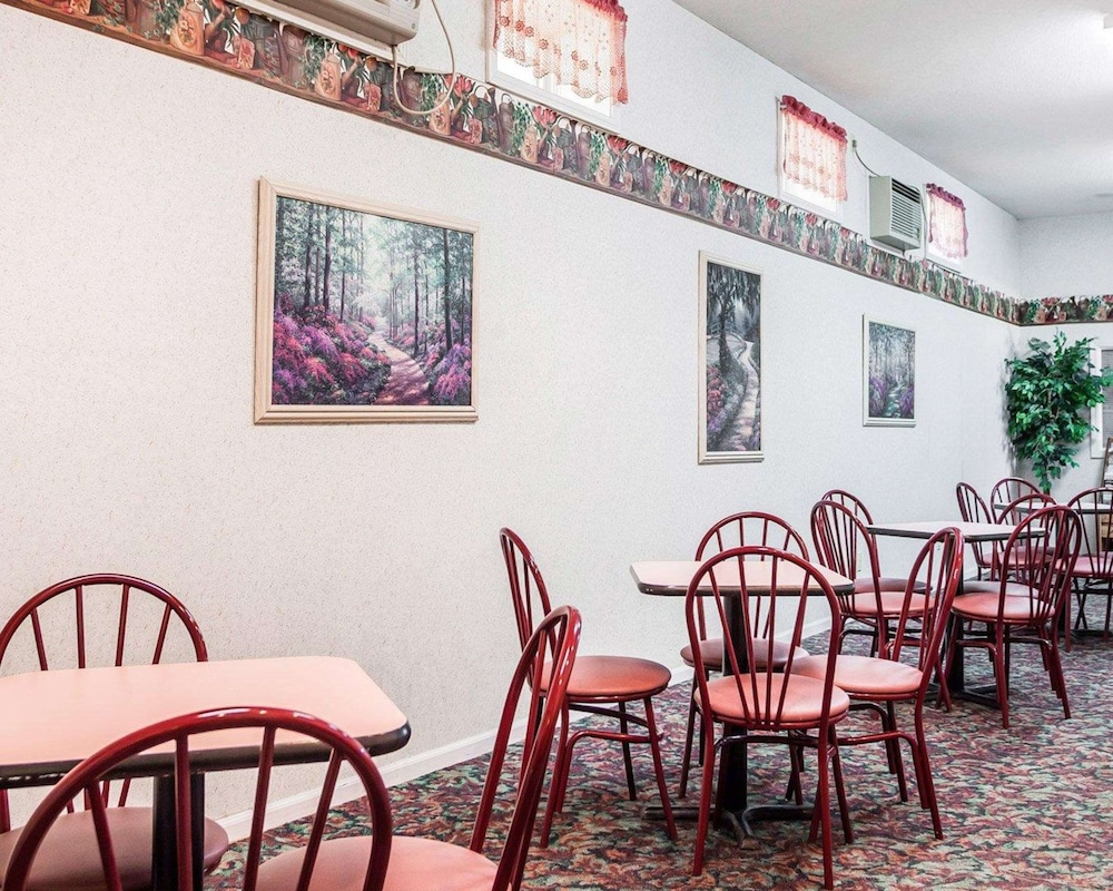 Jefferson City Vacations - Econo Lodge Jefferson City - Property Image 10