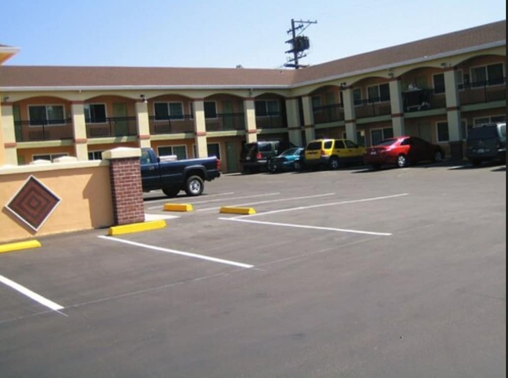 America's Deluxe Inn, photo 11