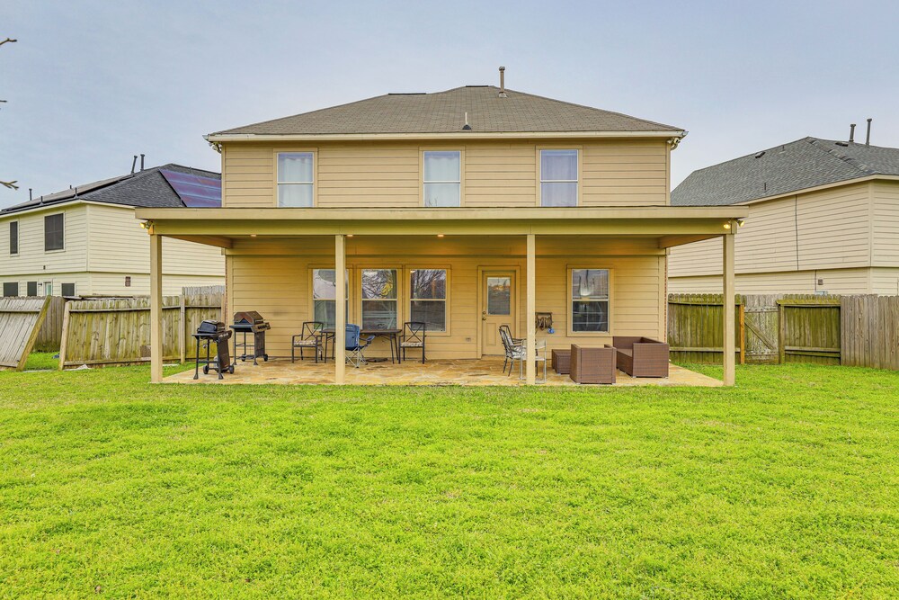 Covered Patio & Yard: Family Home in Katy