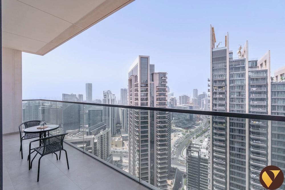 Luxury 2BR in ACT 1 Near Dubai Mall