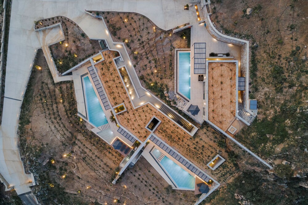 Neromai Cave Luxury Villas