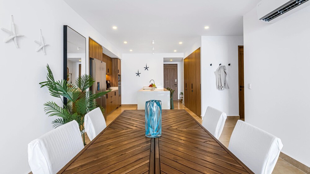 Stylish Beachfront 2BR - Balcony & Pools