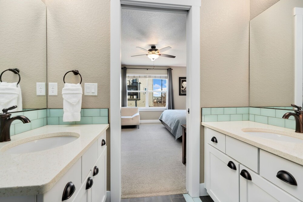 Old Town Escape w/ King Bed, Dog-friendly