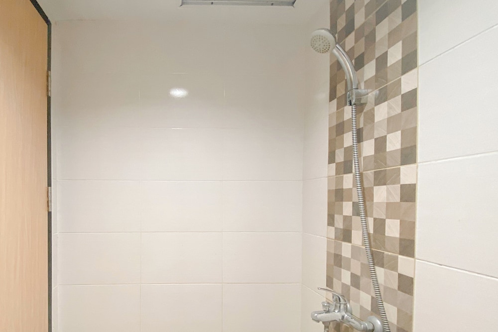 Comfortable And Modern Studio At Apartment The Alton