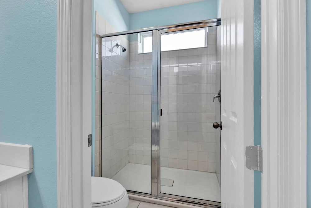 Sleeps 20! 9bdr, Star Wars-themed Game Room, Pool, Hot Tub Nassau by Avantstay