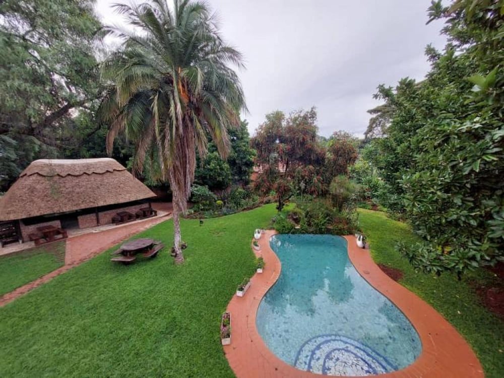 Modern House With Pool in Mount Pleasant - 2063 view 4