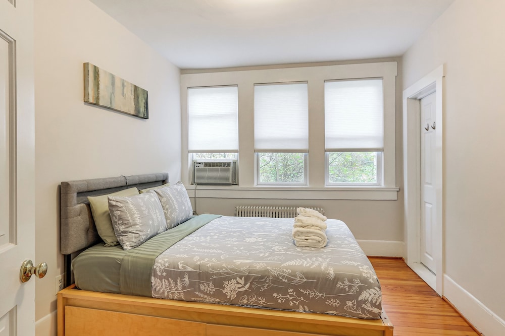 Walk Downtown: Takoma Park Escape w/ Large Yard!