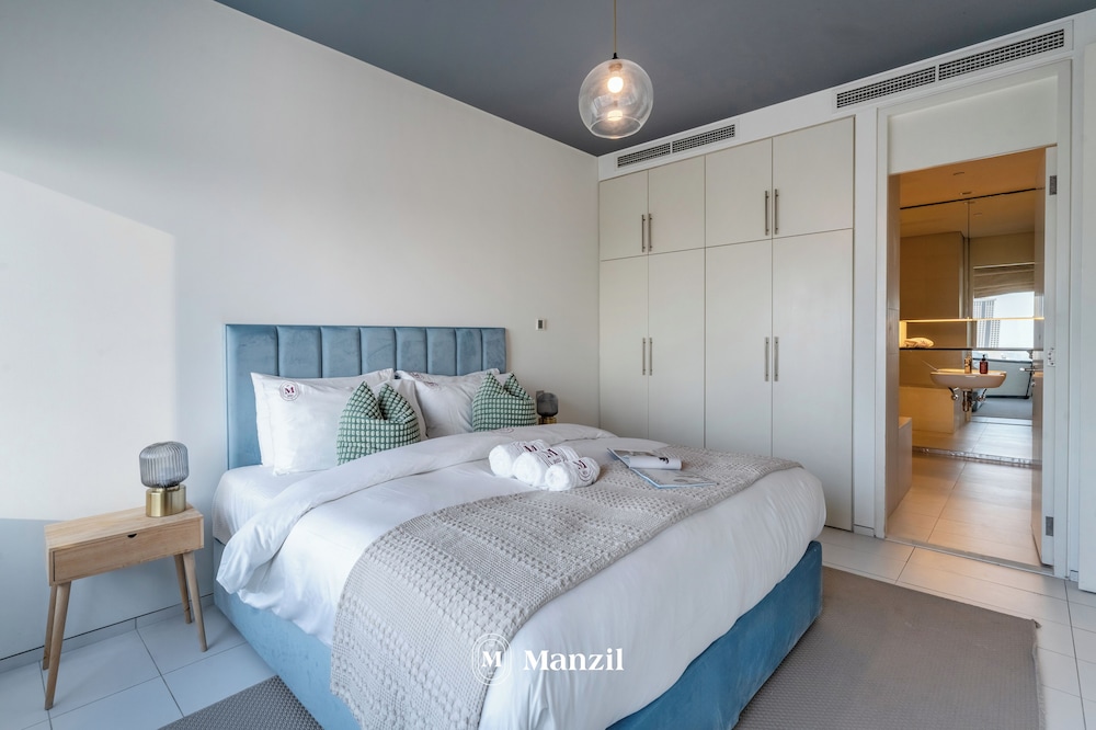 Manzil-1BR Apartment with Skyline Views