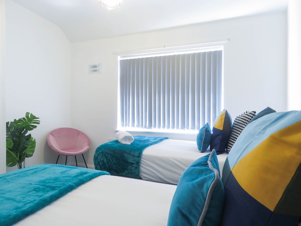 Tudors eSuites 4 Bedroom House with Garden & 9 Beds view 3