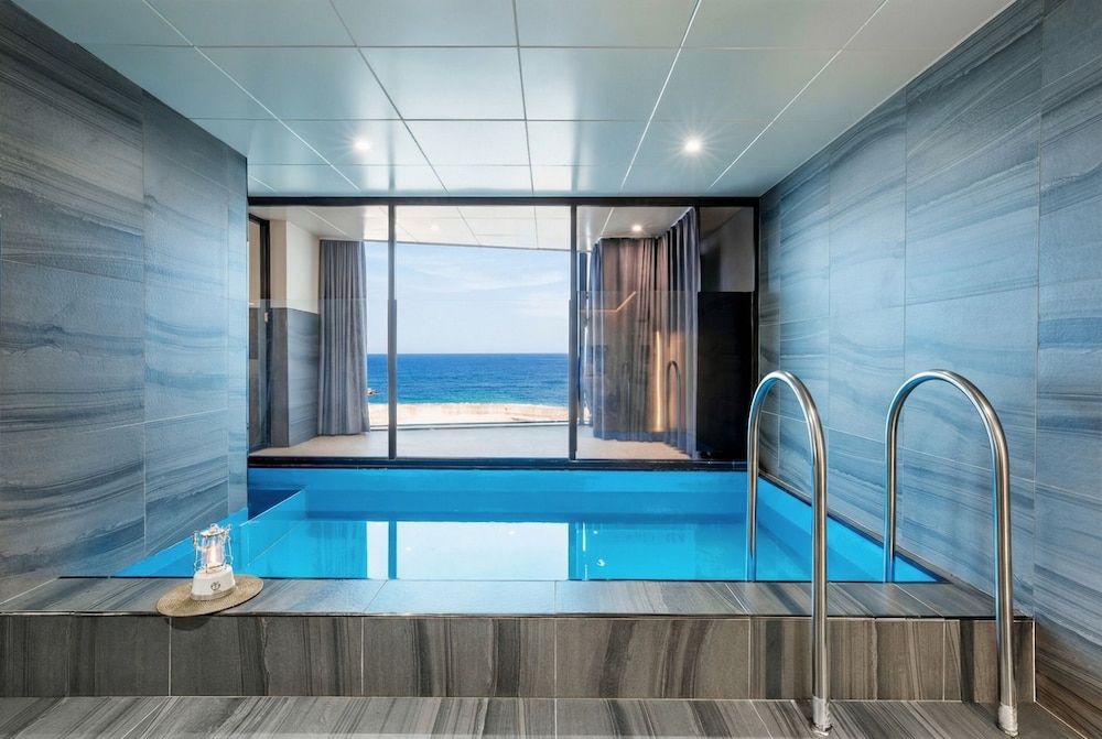 Sokcho W Spa Poolvilla view 3