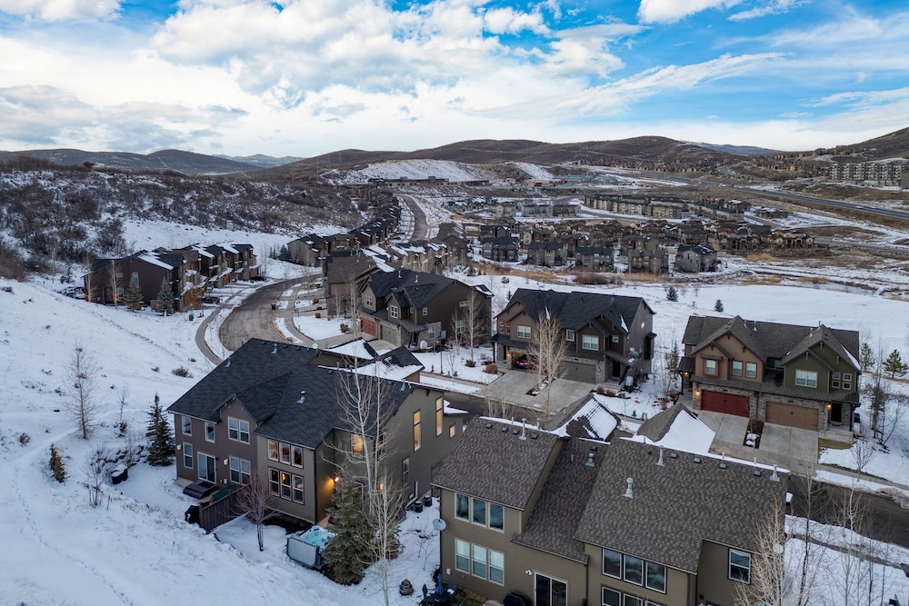 Abigail Drive Year-round Retreat With Hot Tub Near Park City Adventures Skiing