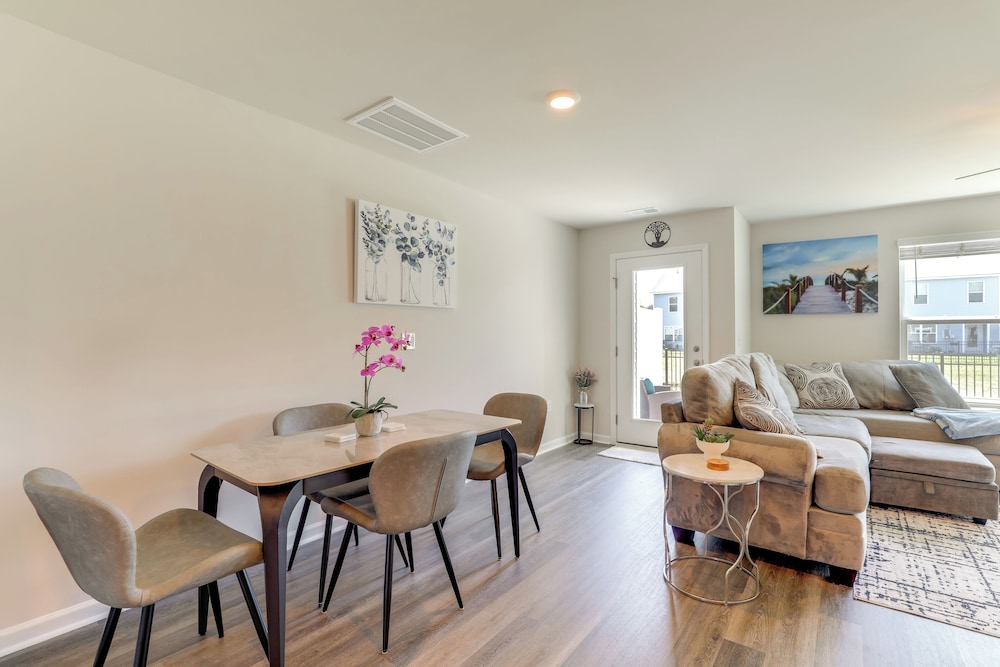 Modern Escape 2 Mi to Surfside Beach Fishing Pier
