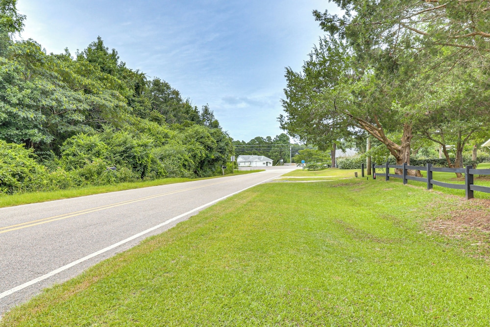7 Mi to Kitty Hawk Pier & Beach: Studio w/ Patio!