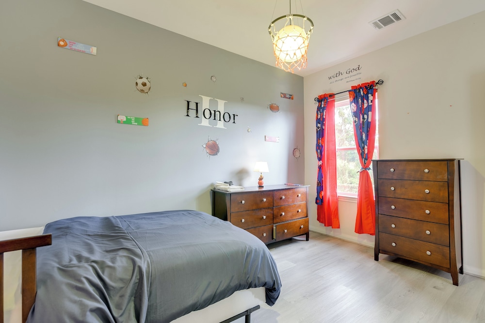 10 Mi to Downtown Houston: Family Home w/ Yard