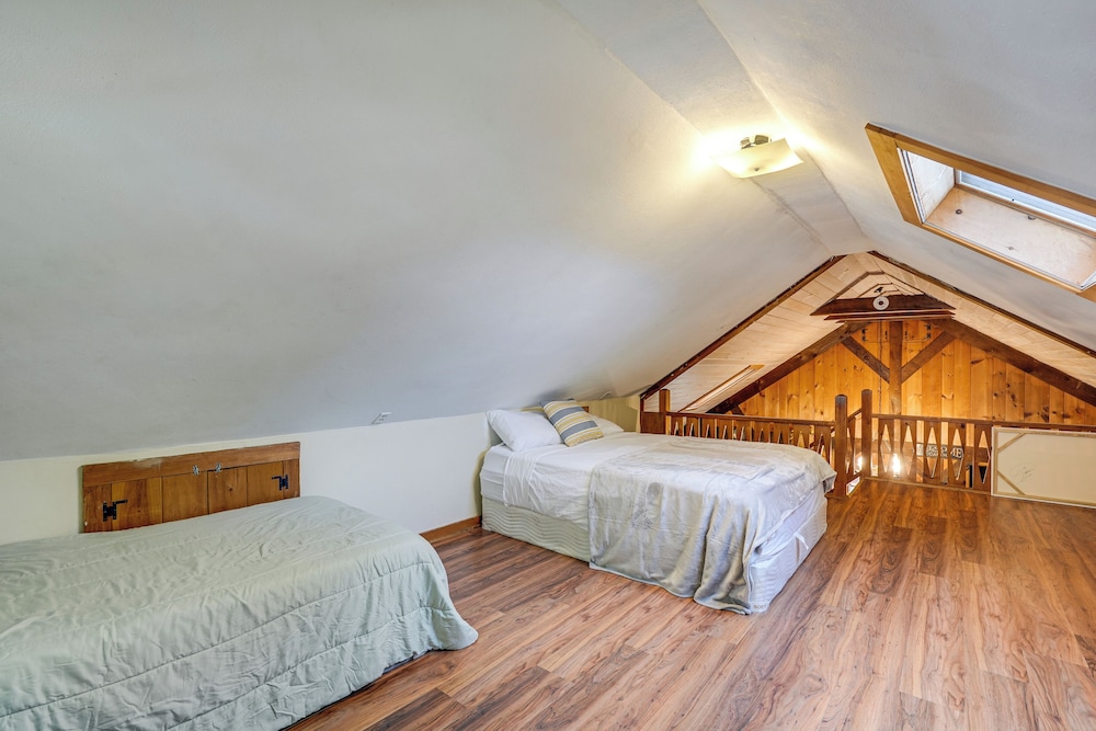 Lakeside Log Cabin w/ Porch in Monadnock Region
