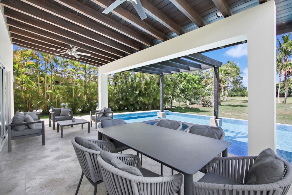 Luxury Golf Villa in Bavaro Cocotal Palma Real Pool Jacuzzi Staff