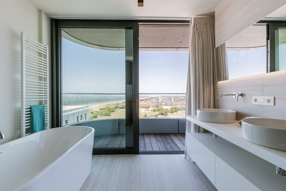 Huswell - Minimalist Coastal Luxury Panoramic View