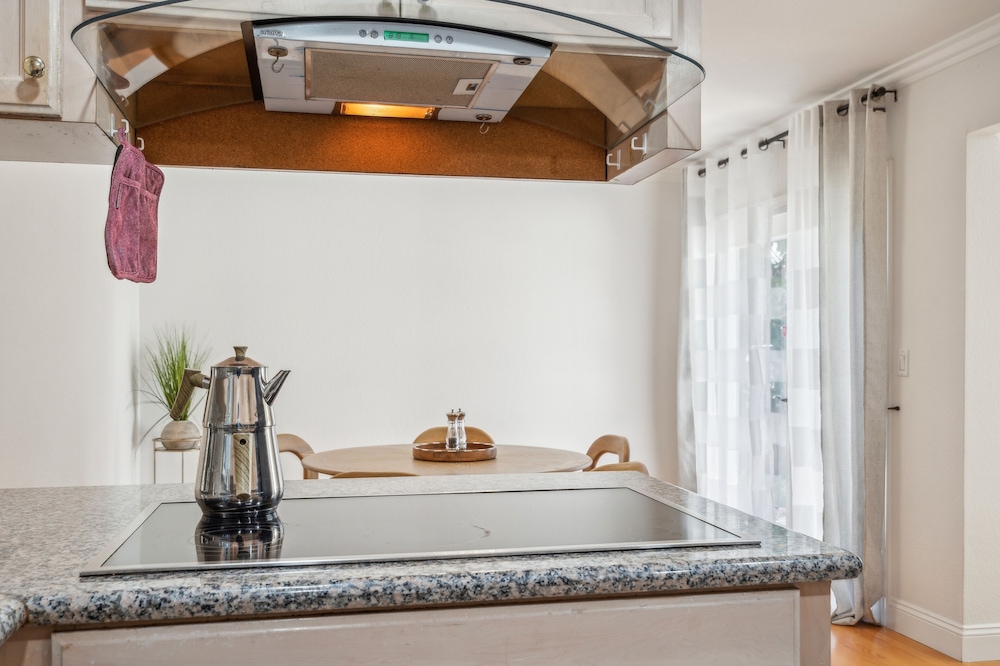 Spacious Mountain View Duplex In Prime Location 3 Bedroom Duplex