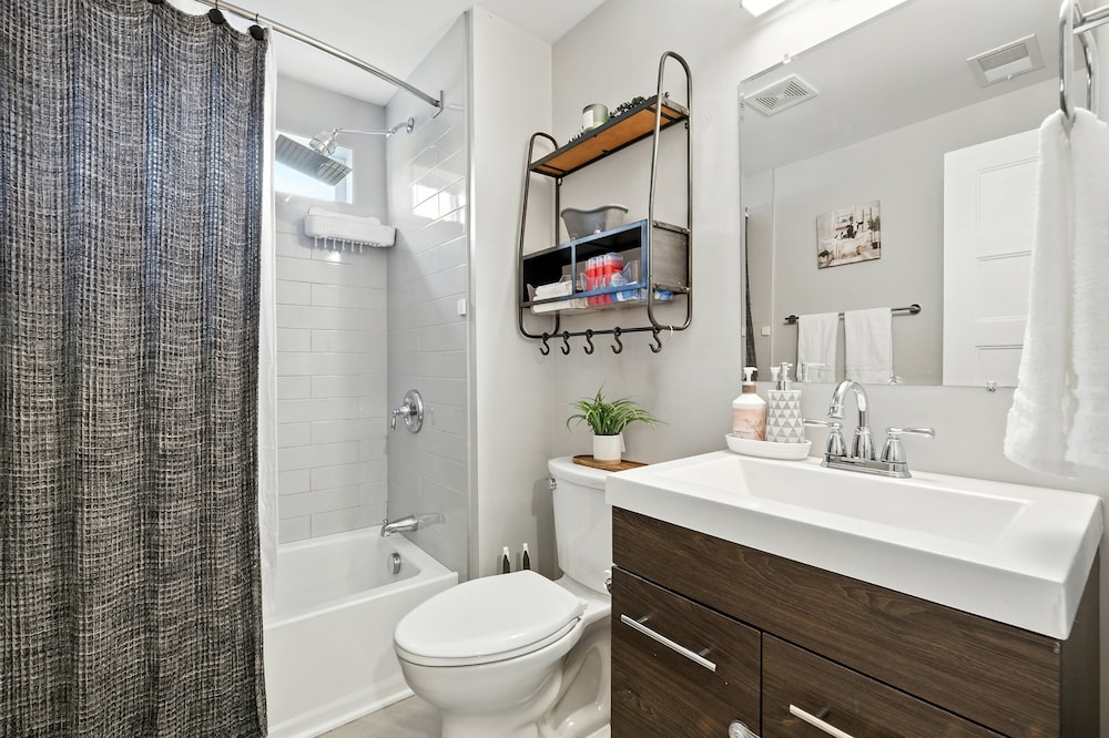 Cozy Historic Row Home- Near Stadiums! 3 Bedroom Home