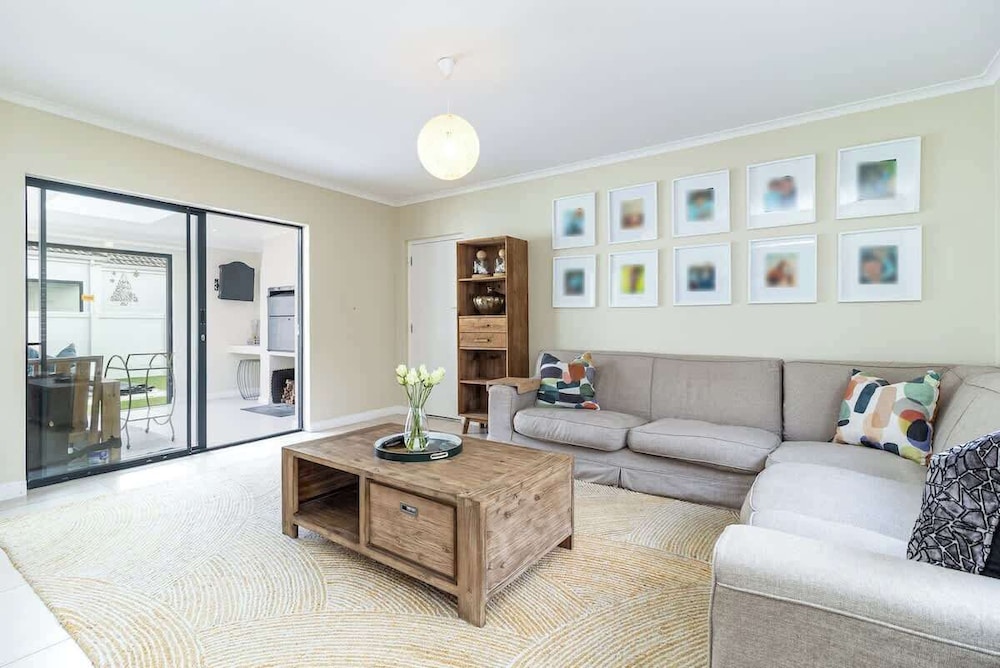 Spacious Sunningdale Retreat With Poolside Charm