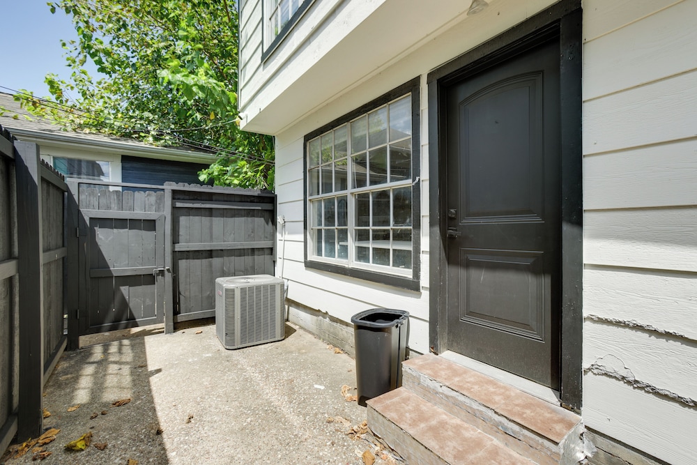 4 Mi to Iah: Suburban Houston Townhome