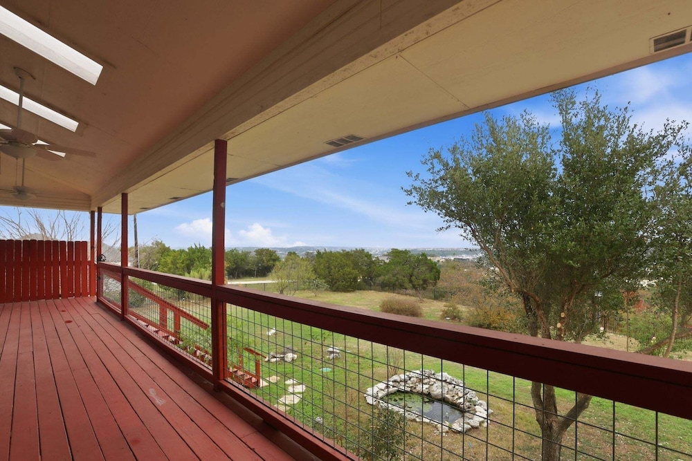 4br Leander Retreat With Hot Tub & Views 4 Bedroom Home