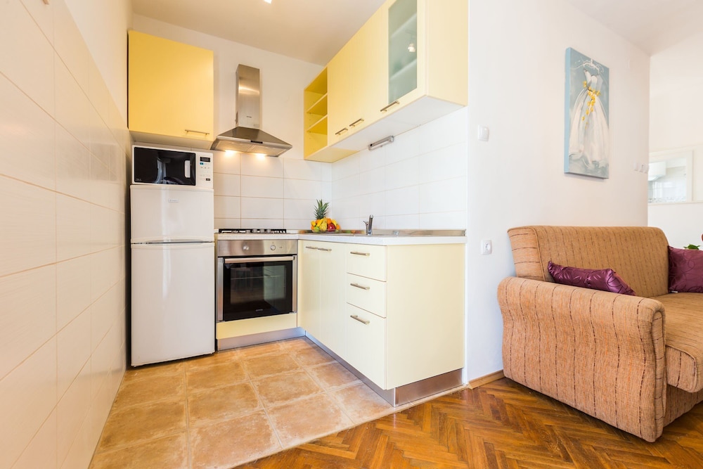 Lovely Leisure Apartments With Pool